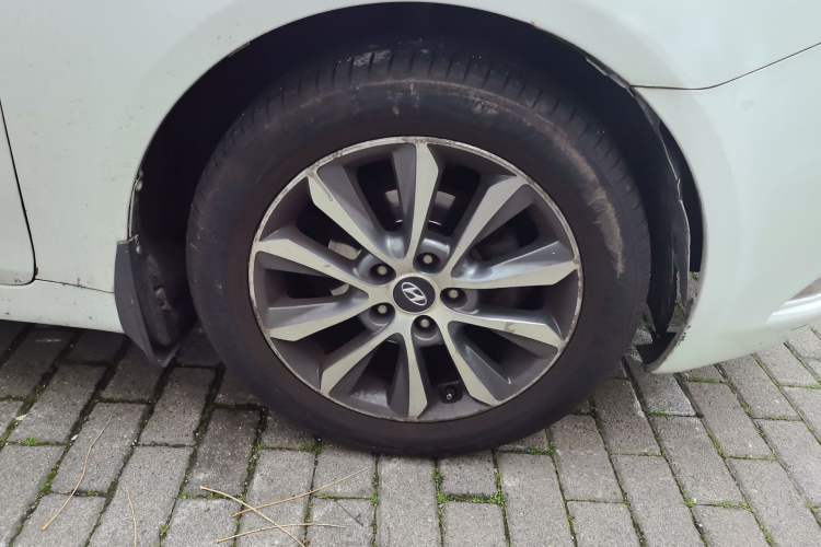 Used Hyundai Sonata 2013 2.0L Automatic Luxury Edition Right Front Wheel Hub