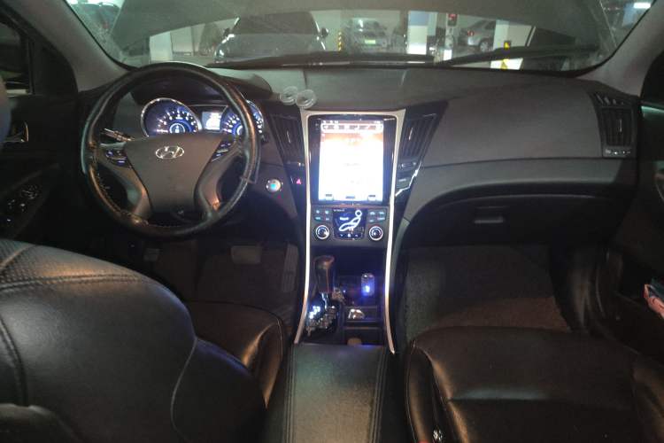 Used Hyundai Sonata 2013 2.4L Automatic Luxury Version China IV Standard Center Console