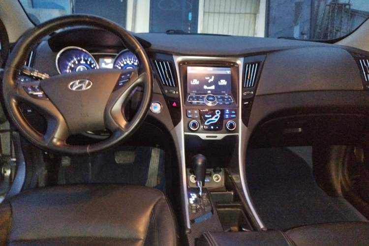 Used Hyundai Sonata 2013 2.4L Automatic Luxury Version China IV Standard Center Console