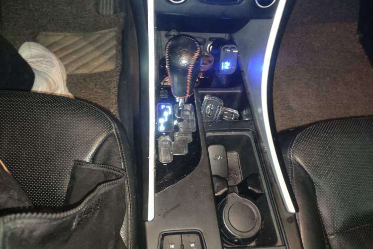 Used Hyundai Sonata 2013 2.4L Automatic Luxury Version China IV Standard Gear Lever