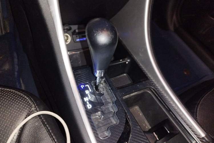 Used Hyundai Sonata 2013 2.4L Automatic Luxury Version China IV Standard Gear Lever