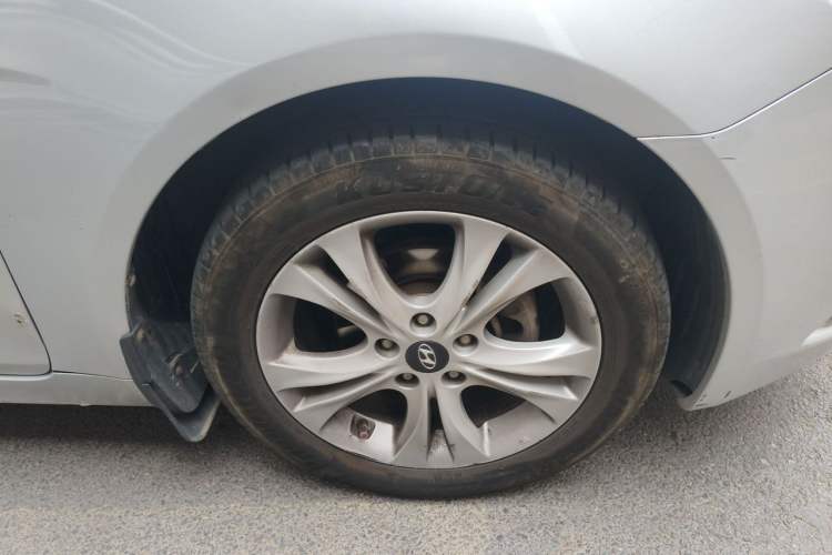 Used Hyundai Sonata 2013 2.0L Automatic Prestige Edition Right Front Wheel Hub