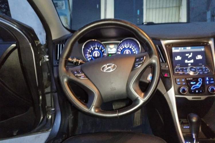Used Hyundai Sonata 2013 2.4L Automatic Luxury Version China IV Standard Steering Wheel