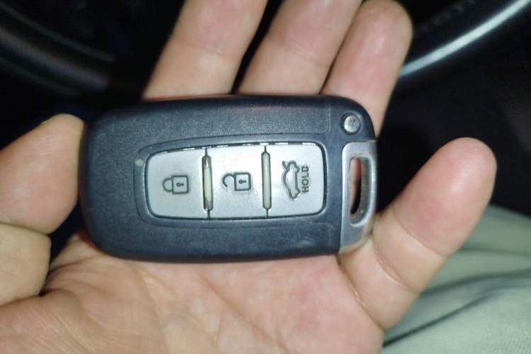 Used Hyundai Sonata 2013 2.4L Automatic Luxury Version China IV Standard Vehicle Key