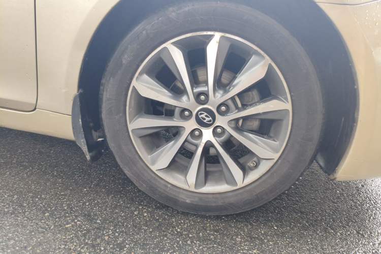 Used Hyundai Sonata 2013 2.0L Automatic Luxury Edition Right Front Wheel Hub