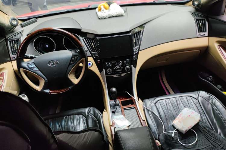 Used Hyundai Sonata 2013 2.0L Automatic Supreme Edition Center Console