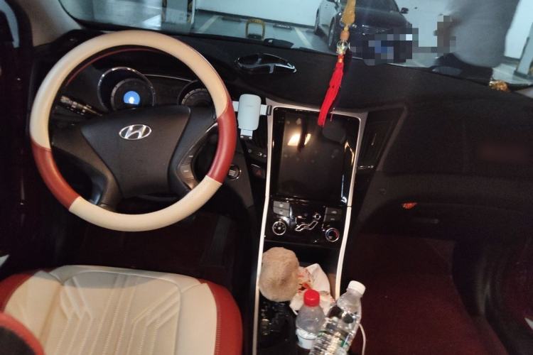 Used Hyundai Sonata 2013 2.0L Automatic Fashion Edition Center Console