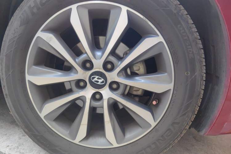 Used Hyundai Sonata 2013 2.0L Automatic Prestige Edition Right Front Wheel Hub