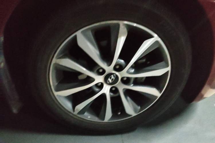 Used Hyundai Sonata 2013 2.0L Automatic Fashion Edition Right Front Wheel Hub