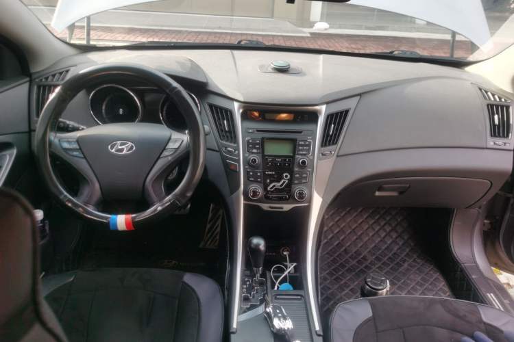 Used Hyundai Sonata 2013 2.0L Automatic Leading Edition Center Console