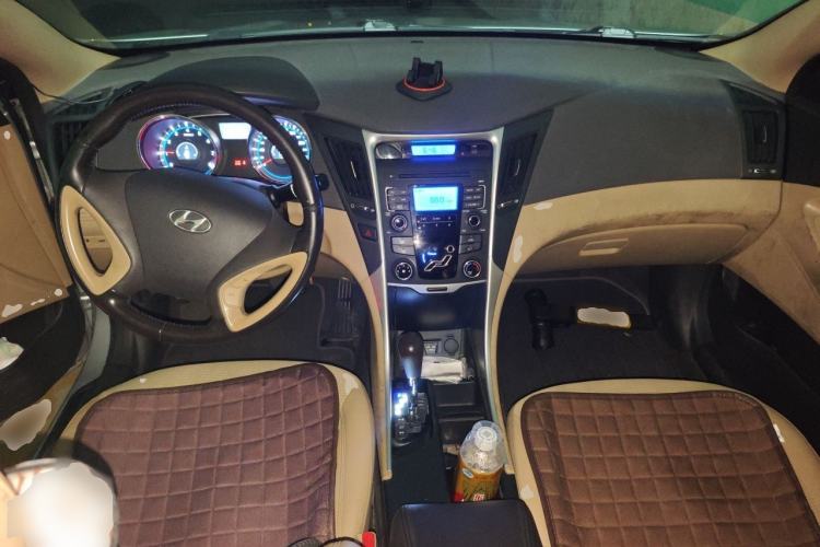 Used Hyundai Sonata 2013 2.0L Automatic Fashion Edition Center Console