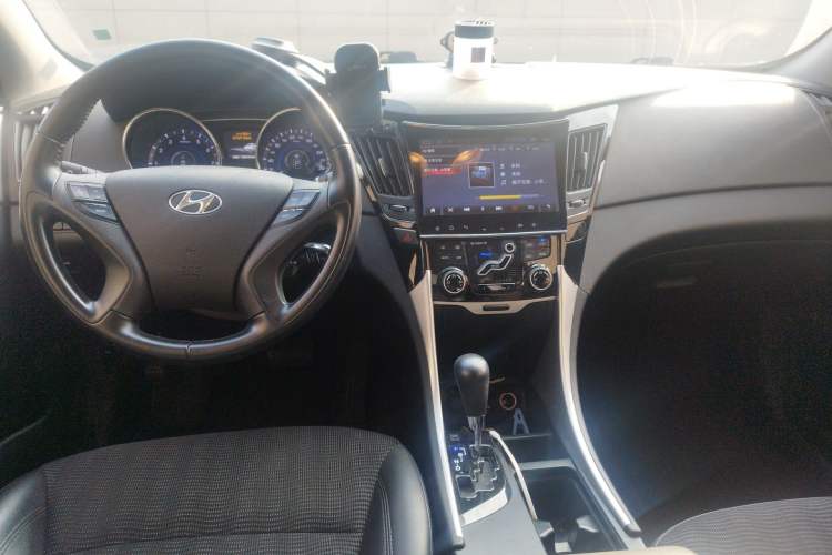 Used Hyundai Sonata 2013 2.0L Automatic Leading Edition Center Console