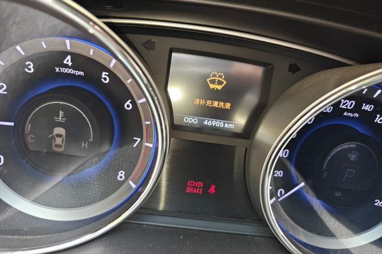 Used Hyundai Sonata 2013 2.0L Automatic Luxury Edition Odometer Close Up