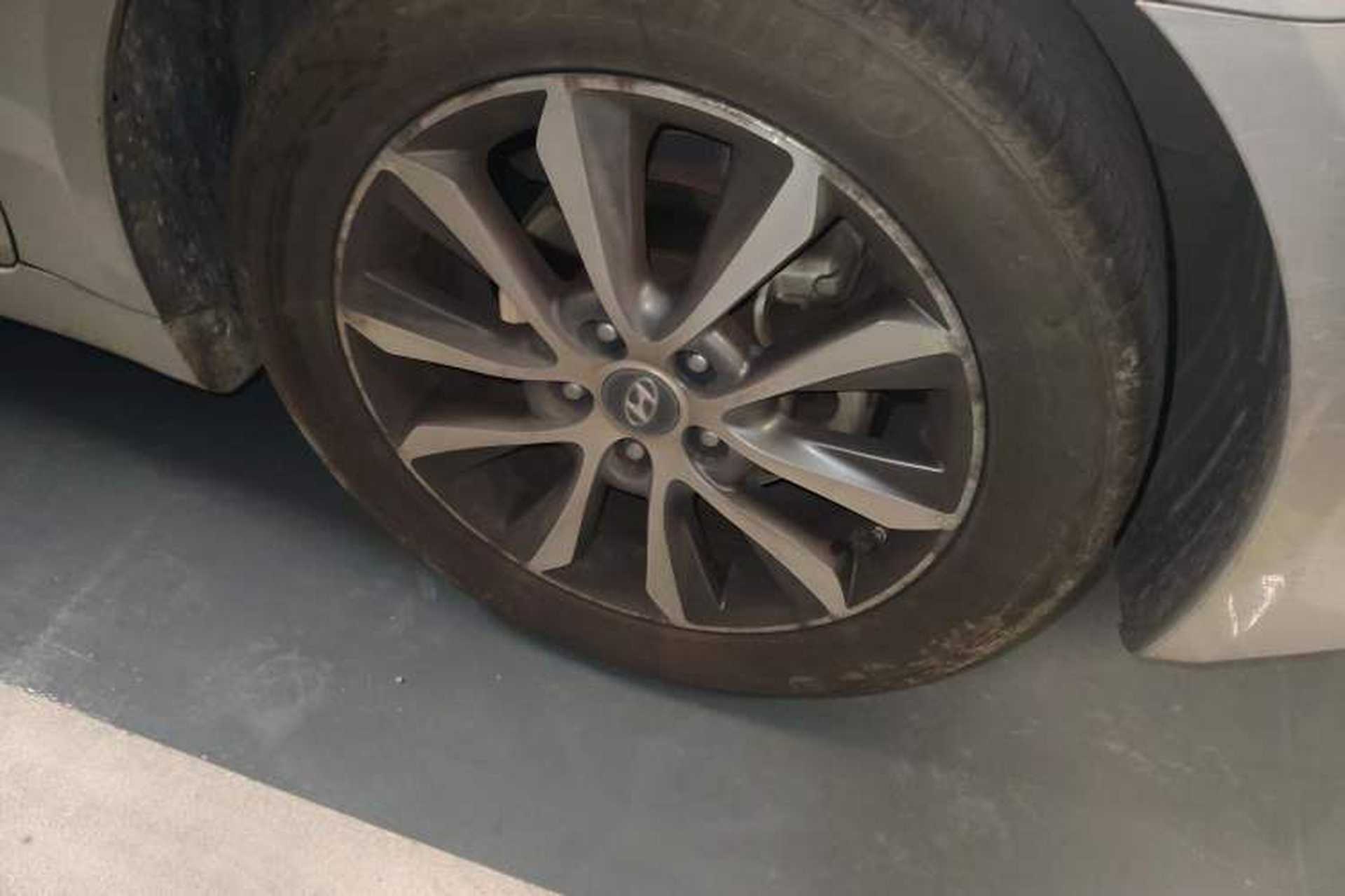 Used Hyundai Sonata 2013 2.0L Automatic Luxury Edition Right Front Wheel Hub
