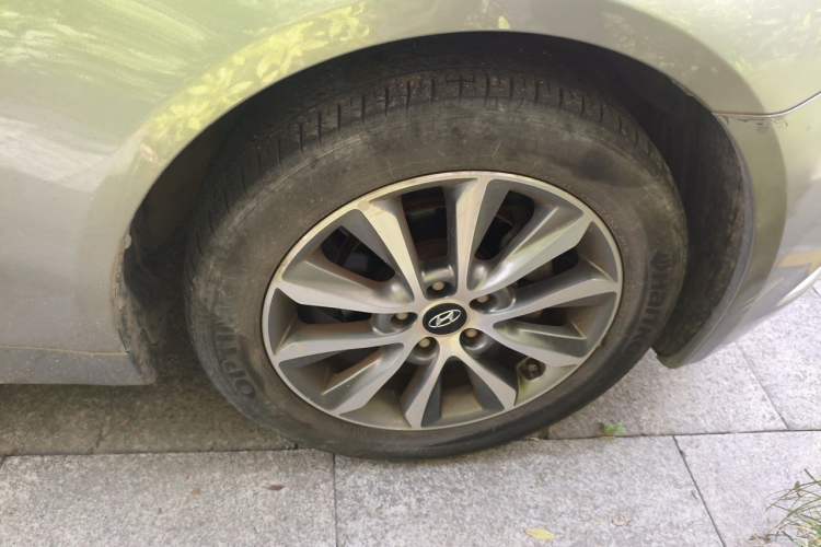 Used Hyundai Sonata 2013 2.0L Automatic Prestige Edition Right Front Wheel Hub