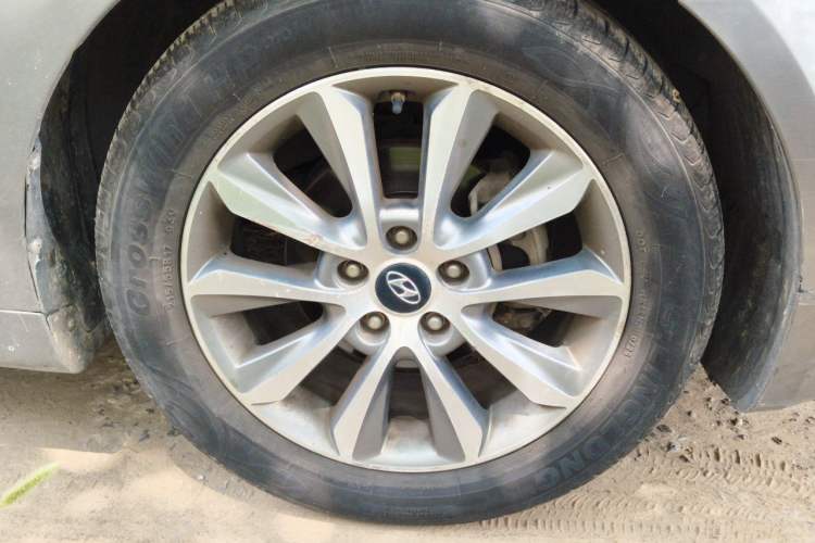 Used Hyundai Sonata 2013 2.0L Automatic Luxury Edition Right Front Wheel Hub