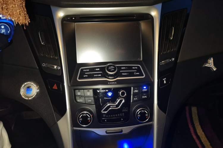 Used Hyundai Sonata 2013 2.0L Automatic Luxury Edition Audio And AC Panel