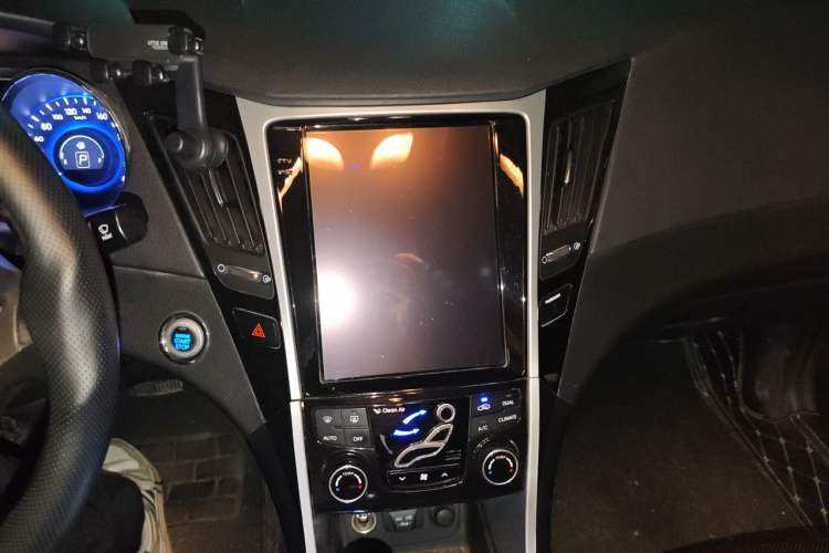 Used Hyundai Sonata 2013 2.4L Automatic Luxury Version China IV Standard Audio And AC Panel