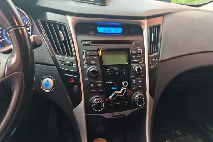 Used Hyundai Sonata 2013 2.0L Automatic Luxury Edition Audio And AC Panel