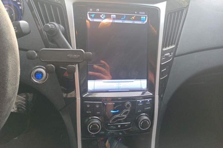Used Hyundai Sonata 2013 2.4L Automatic Luxury Version China IV Standard Audio And AC Panel
