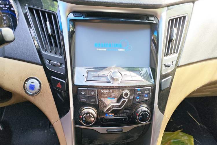 Used Hyundai Sonata 2013 2.0L Automatic Luxury Edition Audio And AC Panel