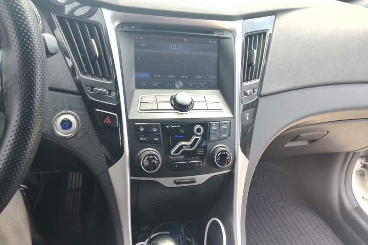 Used Hyundai Sonata 2013 2.0L Automatic Luxury Edition Audio And AC Panel