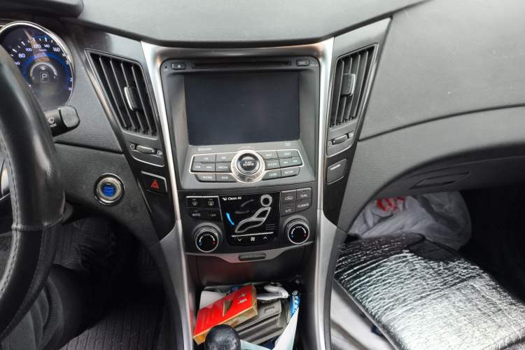 Used Hyundai Sonata 2013 2.4L Automatic Luxury Version China IV Standard Audio And AC Panel