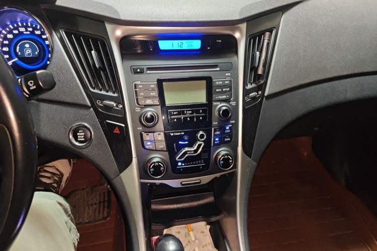 Used Hyundai Sonata 2013 2.0L Automatic Luxury Edition Audio And AC Panel