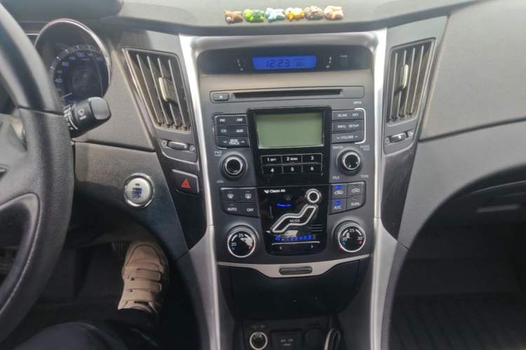 Used Hyundai Sonata 2013 2.0L Automatic Luxury Edition Audio And AC Panel