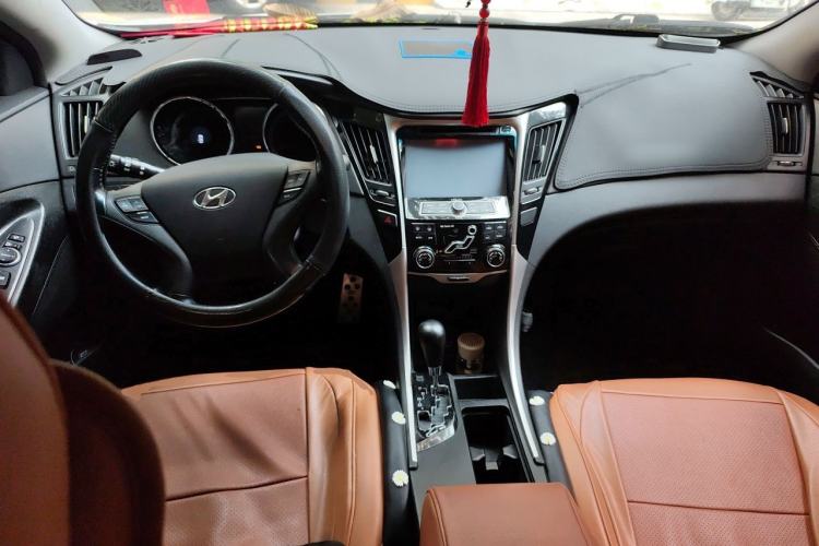 Used Hyundai Sonata 2013 2.0L Automatic Leading Edition Center Console