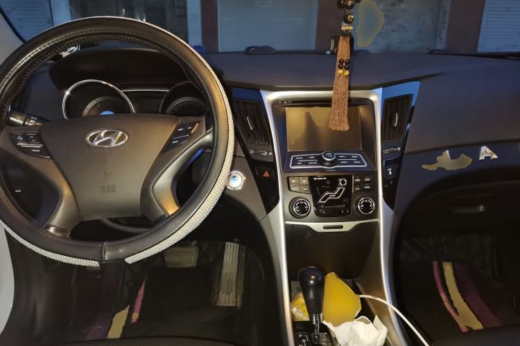 Used Hyundai Sonata 2013 2.0L Automatic Luxury Edition Center Console