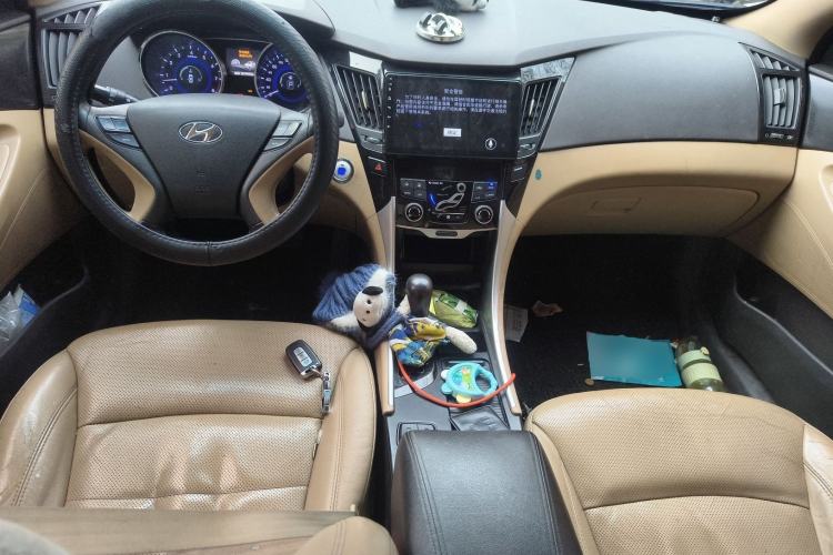 Used Hyundai Sonata 2013 2.4L Automatic Luxury Version China IV Standard Center Console