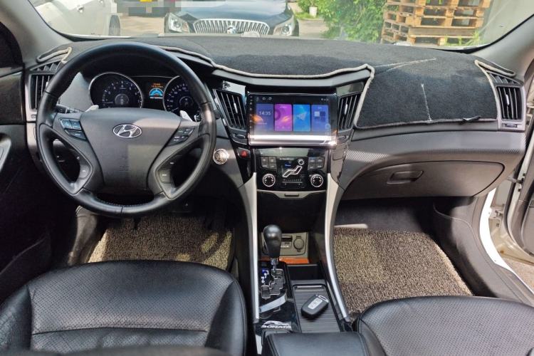 Used Hyundai Sonata 2013 2.4L Automatic Prestige Version China IV Standard Center Console