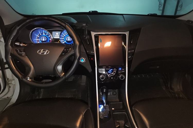 Used Hyundai Sonata 2013 2.4L Automatic Luxury Version China IV Standard Center Console