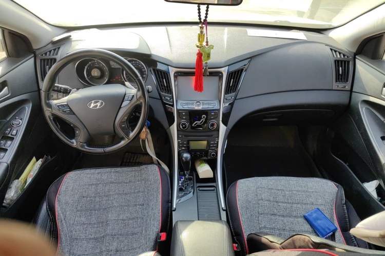 Used Hyundai Sonata 2013 2.0L Automatic Fashion Edition Center Console