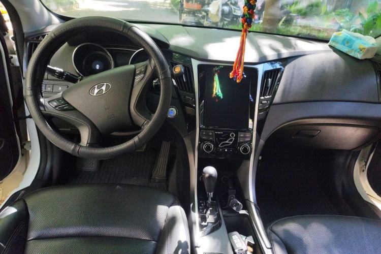 Used Hyundai Sonata 2013 2.4L Automatic Luxury Version China IV Standard Center Console