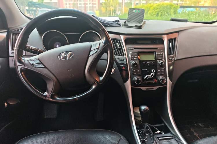 Used Hyundai Sonata 2013 2.0L Automatic Luxury Edition Center Console