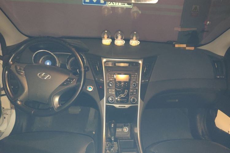 Used Hyundai Sonata 2013 2.4L Automatic Leading Edition China IV Standard Center Console