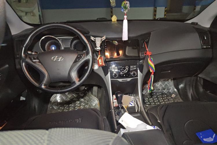 Used Hyundai Sonata 2013 2.4L Automatic Luxury Version China IV Standard Center Console