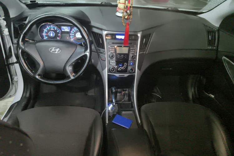 Used Hyundai Sonata 2013 2.0L Automatic Fashion Edition Center Console