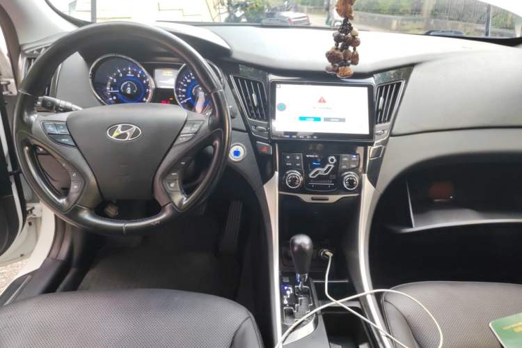 Used Hyundai Sonata 2013 2.4L Automatic Top-Grade Version China IV Standard Center Console