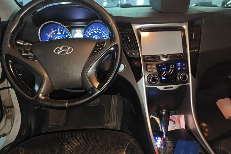 Used Hyundai Sonata 2013 2.4L Automatic Leading Edition China IV Standard Center Console