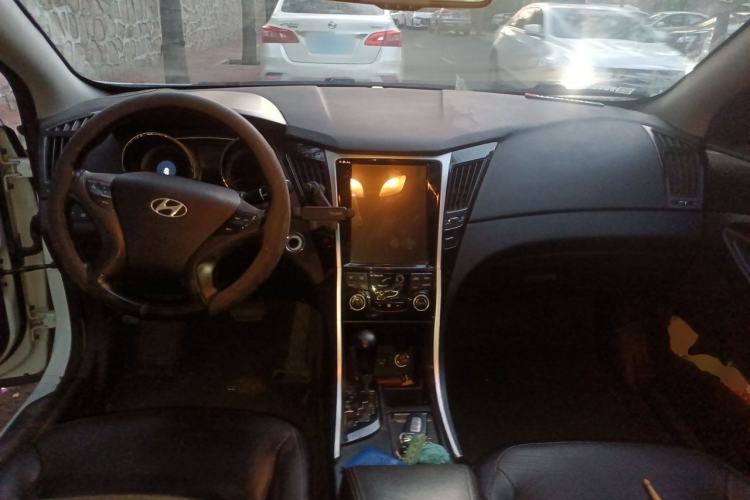 Used Hyundai Sonata 2013 2.4L Automatic Luxury Version China IV Standard Center Console