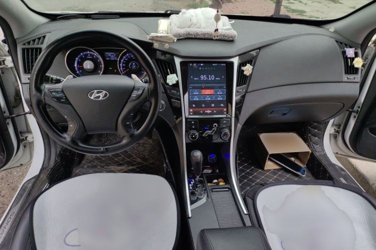 Used Hyundai Sonata 2013 2.0L Automatic Fashion Edition Center Console