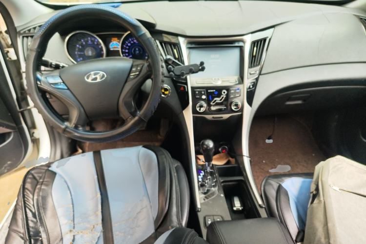Used Hyundai Sonata 2013 2.4L Automatic Leading Edition China IV Standard Center Console