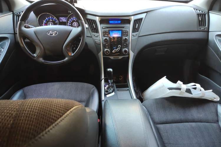 Used Hyundai Sonata 2013 2.0L Automatic Fashion Edition Center Console