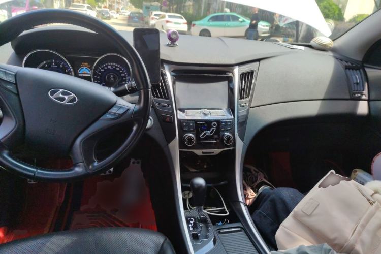 Used Hyundai Sonata 2013 2.0L Automatic Luxury Edition Center Console