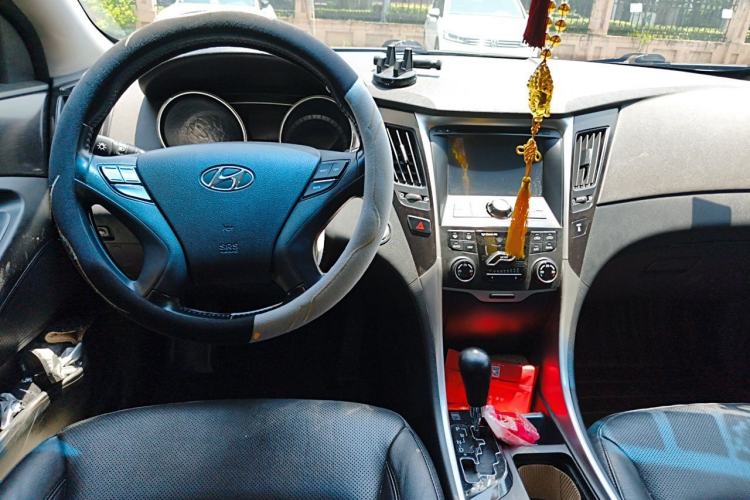 Used Hyundai Sonata 2013 2.0L Automatic Luxury Edition Center Console