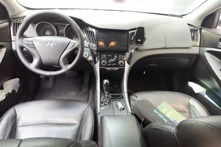 Used Hyundai Sonata 2013 2.0L Automatic Luxury Edition Center Console