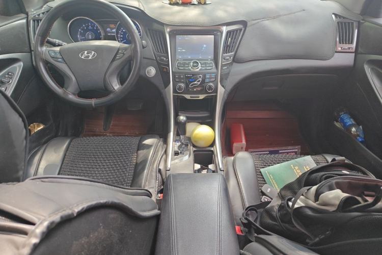 Used Hyundai Sonata 2013 2.4L Automatic Luxury Version China IV Standard Center Console